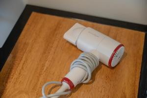 une télécommande posée sur un plancher en bois dans l'établissement Uncle Toy, à Ban Riang