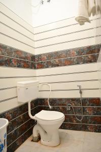FaizābādOmkar Bhawan Home Stay的带马桶和淋浴的浴室