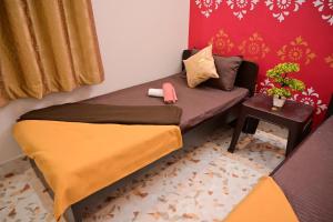 FaizābādOmkar Bhawan Home Stay的植物间的小床