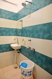 FaizābādOmkar Bhawan Home Stay的带水槽和马桶的浴室 更多9张照片