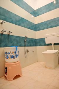 FaizābādOmkar Bhawan Home Stay的带马桶和淋浴的浴室