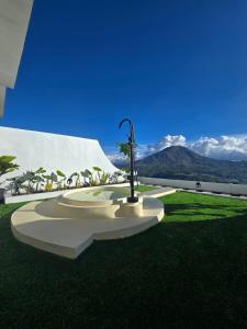 a street light sitting on top of a field of grass at Pinggan Chill Out Kintamani in Gretek