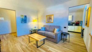 un salon avec un canapé et une table dans l'établissement Casa Pozzallo Giulietta - Affitti Brevi Italia, à Oulx