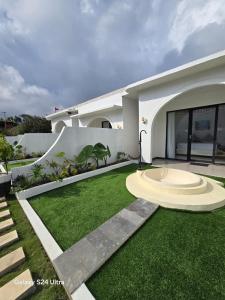 a house with a green lawn in front of it at Pinggan Chill Out Kintamani in Gretek