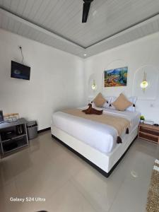 a large white bedroom with a large white bed at Pinggan Chill Out Kintamani in Gretek +30 photos
