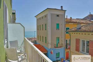 uma varanda de um edifício com vista para o oceano em La Sciabbega B&b em Porto Recanati