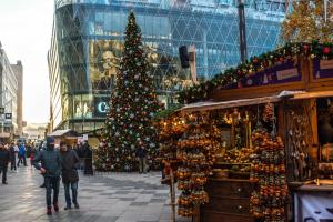 ein Weihnachtsbaum mitten auf einer Stadtstraße in der Unterkunft Heritage Harmony with FREE PARKING in Budapest