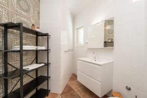 Et badeværelse på Villa Ficus mediterranean style villa with pool