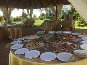 迈来亚Hotel Djerba Orient的桌子上摆满了食物