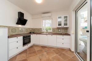 Køkken eller tekøkken på Villa Ficus mediterranean style villa with pool