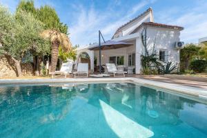 Swimmingpoolen hos eller tæt på Villa Ficus mediterranean style villa with pool