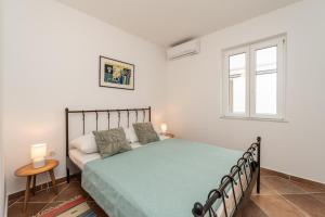 En eller flere senge i et værelse på Villa Ficus mediterranean style villa with pool