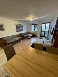 una sala de estar con un sofá y una mesa en Nice apartment in Old Town, en Bratislava