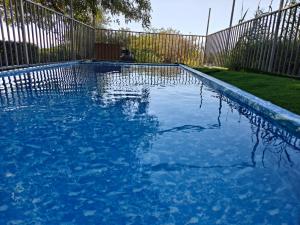 Bazén v ubytování נופים בלבן - בקתה עם אמבט ספא מלבני ענק ובריכה פרטית nebo v jeho okolí