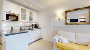 un soggiorno con un divano e uno specchio di strandnahe FeWo Villa Jugendglück 04 in Binz ID 504 a Binz