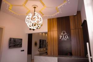 Ein Kronleuchter hängt von der Decke eines Salons. in der Unterkunft PIO Suites Lekki in Lekki + 32 Fotos