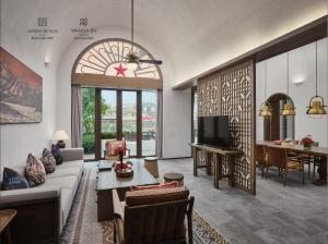 a living room with a couch and a dining room at Wanda Realm Yan'an in Yan'an