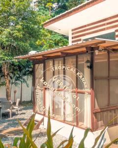 ein Schild an der Seite eines Gebäudes in der Unterkunft Tropical Kanakbai in Dahikan