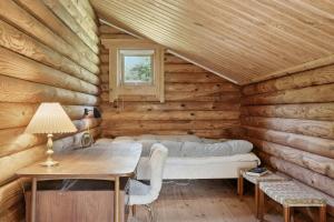Postel nebo postele na pokoji v ubytování Nordic Log Cabin With Views Over The Fields