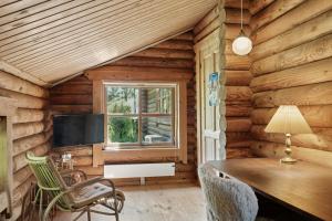 TV a/nebo společenská místnost v ubytování Nordic Log Cabin With Views Over The Fields