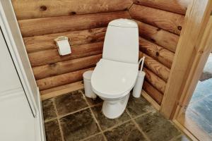 Koupelna v ubytování Nordic Log Cabin With Views Over The Fields + 30 fotografií