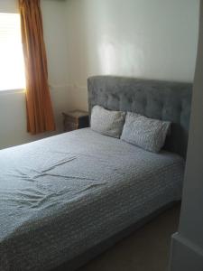 Giường trong phòng chung tại BOUZNIKA Appartement