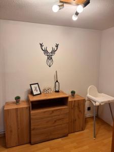 a room with a desk with a deer decal on the wall at Ferienwohnung am Westerntor Jule inkl Parkplatz in Wernigerode