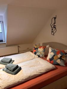 Ένα ή περισσότερα κρεβάτια σε δωμάτιο στο Ferienwohnung am Westerntor Jule inkl Parkplatz