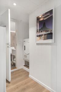 een witte kamer met een foto aan de muur bij KB Villa - Panoramic view in Sørvågen