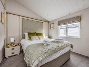 Ένα ή περισσότερα κρεβάτια σε δωμάτιο στο Gorgeous Home in Lakeside Park Pass The Keys