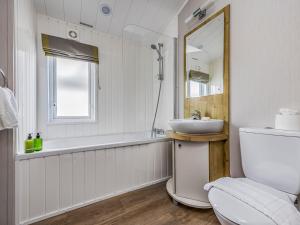 Ένα μπάνιο στο Gorgeous Home in Lakeside Park Pass The Keys +32 φωτογραφίες