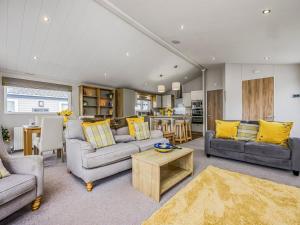 Χώρος καθιστικού στο Gorgeous Home in Lakeside Park Pass The Keys