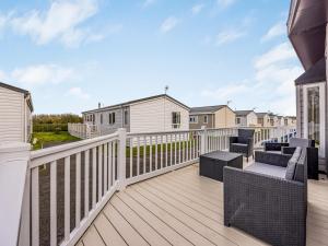 Μπαλκόνι ή βεράντα στο Gorgeous Home in Lakeside Park Pass The Keys