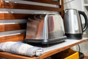 una tostadora y un hervidor de agua en un estante en Deluxe Appartement, Charmant, au cœur du centre-ville, NICE CENTRE, en Niza