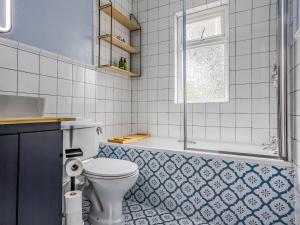 une salle de bain avec toilettes et baignoire dans l'établissement Charming Family Home with Parking Pass The Keys, à Chichester 43 autres photos