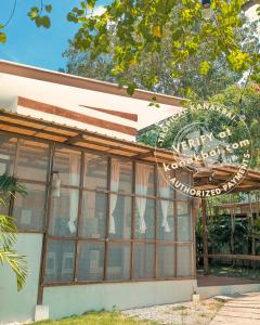 ein Gebäude mit einem Schild für ein Restaurant in der Unterkunft Tropical Kanakbai in Dahikan