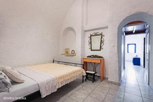 Ένα ή περισσότερα κρεβάτια σε δωμάτιο στο YANNIS and EFI CAVE HOUSE-SUNSET-