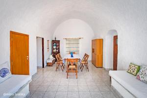 Χώρος καθιστικού στο YANNIS and EFI CAVE HOUSE-SUNSET-