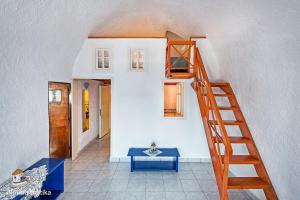 Μια τηλεόραση ή/και κέντρο ψυχαγωγίας στο YANNIS and EFI CAVE HOUSE-SUNSET-