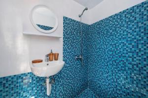 Ένα μπάνιο στο YANNIS and EFI CAVE HOUSE-SUNSET- +10 φωτογραφίες