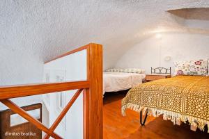 Ένα ή περισσότερα κρεβάτια σε δωμάτιο στο YANNIS and EFI CAVE HOUSE-SUNSET-