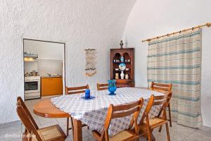 Η κουζίνα ή μικρή κουζίνα στο YANNIS and EFI CAVE HOUSE-SUNSET-