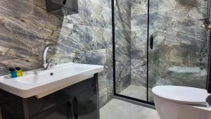 Et badeværelse på Sisli House By Remar Holding + 25 billeder