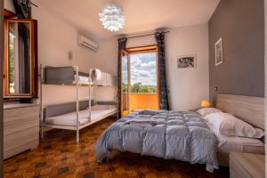 ein Schlafzimmer mit Etagenbett und Fenster in der Unterkunft Agriturismo Le Forre del Treja (La Villa) in Civita Castellana + 102 Fotos