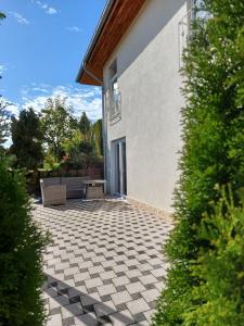 un patio con una mesa y un banco junto a un edificio en Nussperle, en NuÃŸbaum