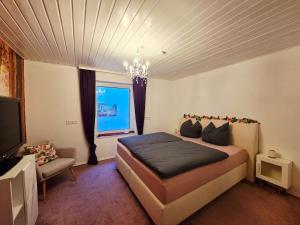 Un dormitorio con una cama grande y una ventana en Nussperle, en NuÃŸbaum