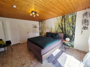 Un dormitorio con una cama y una ventana grande en Nussperle, en NuÃŸbaum