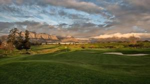 ステレンボッシュにあるWinelands Golf Lodges 15の山を背景にしたゴルフコースの景色