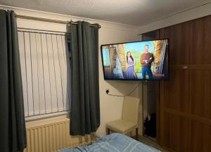 TV a/nebo společenská místnost v ubytování Midtown cozy hideout