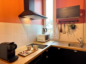 Kuchyň nebo kuchyňský kout v ubytování Le Carrousel - Au Coeur du centre & Wifi